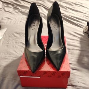 Black Guess Pumps